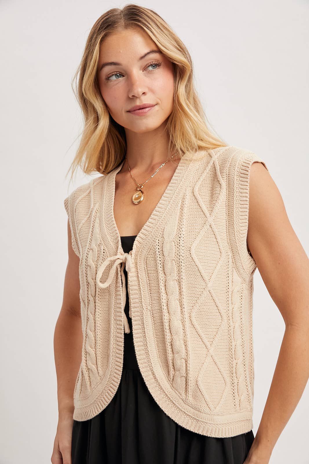 CABLE KNIT SWEATER VEST