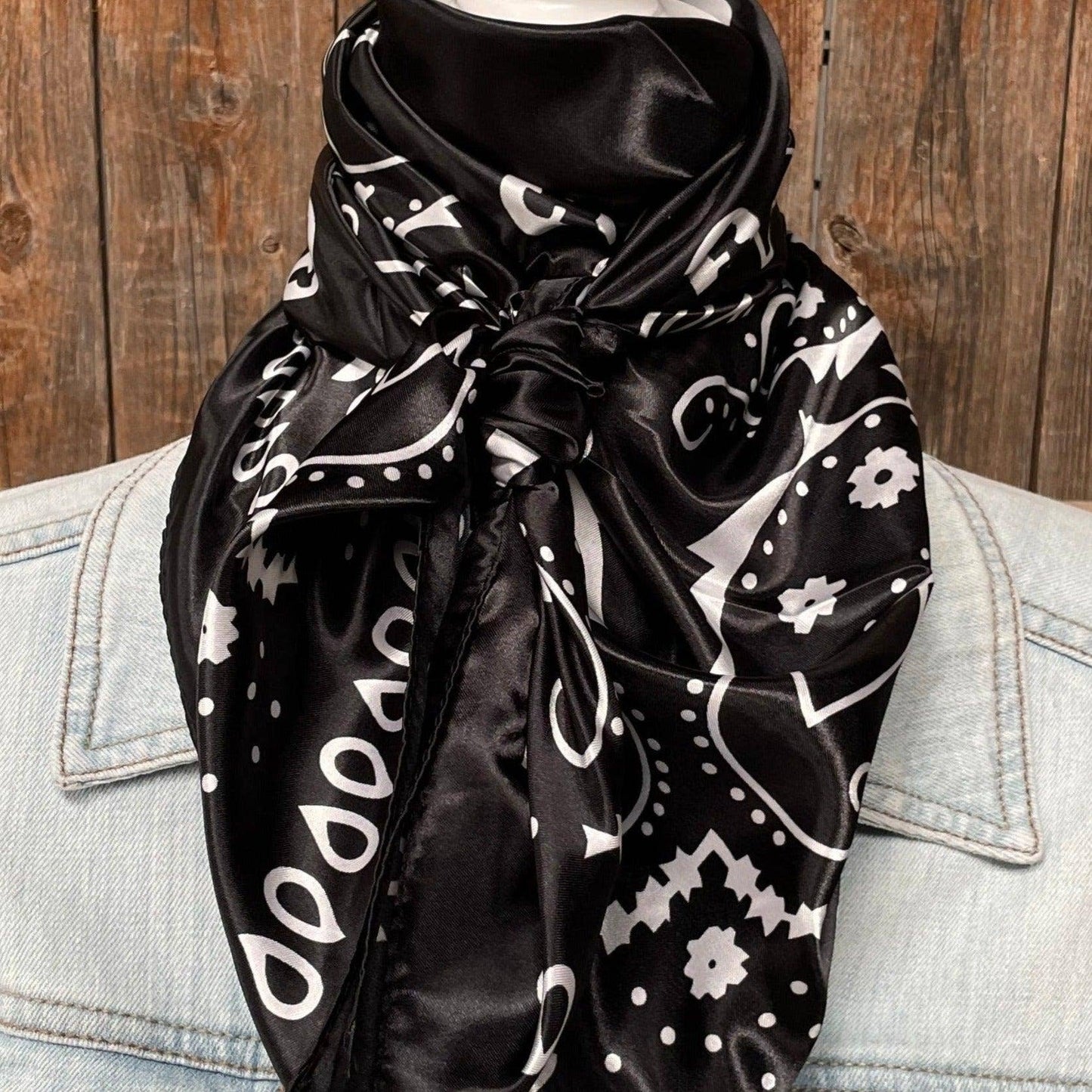 35X35"  Black & White Paisley Wild Rag